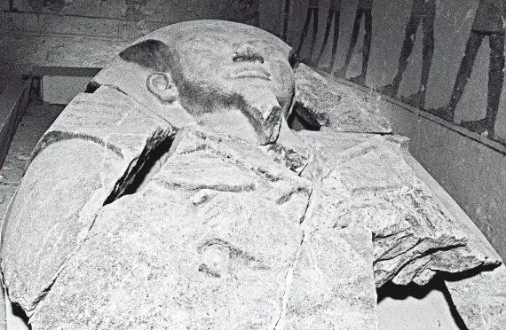 Рис 12 Антропоморфный саркофаг в гробнице Рамзеса VI в Долине царей В этой - фото 12