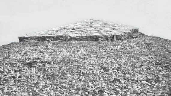 Рис 90 Остатки былой облицовки на вершине пирамиды Хефрена в Гизе Фотография - фото 90