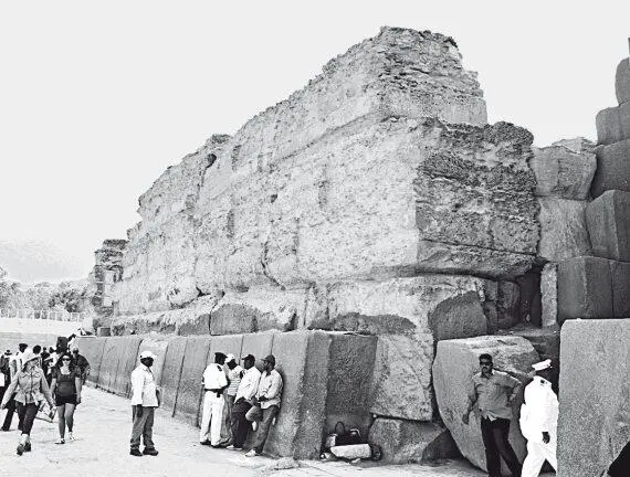 Рис 120 Восточная стена храма Сфинкса в Гизе сложена из гигантских - фото 120