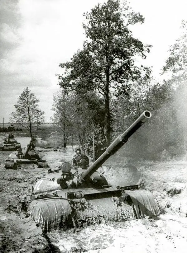Танковый взвод на марше по пересеченной местности 1970 год 13 апреля 2013 - фото 2