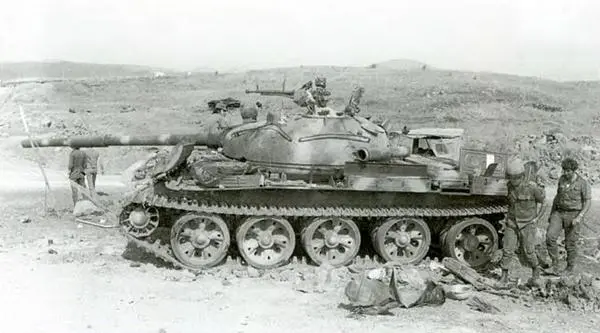 Израильские солдаты осматривают подбитый сирийский танк Т62 1973 год - фото 102