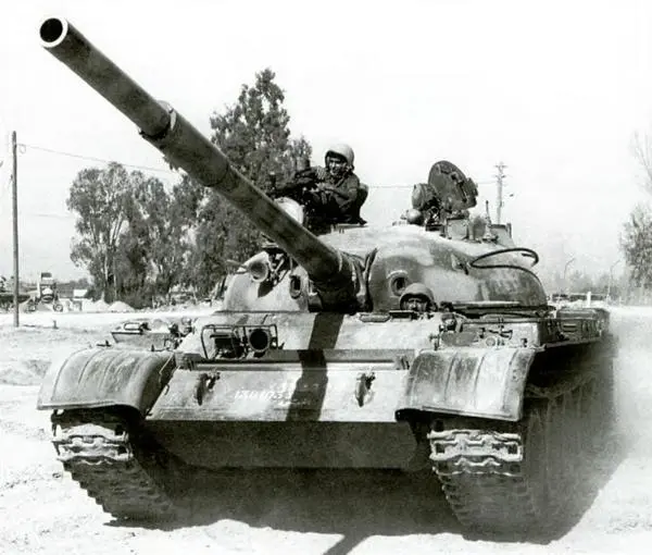 Израильский экипаж осваивает трофейный сирийский Т62 Трофейный танк Т62 в - фото 106