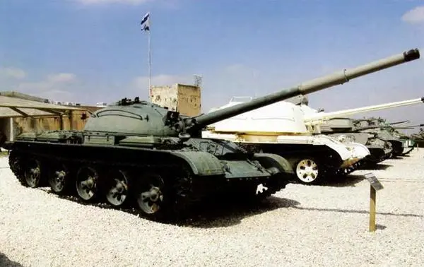 Трофейный танк Т62 в танковом музее Армии обороны Израиля в Латруне Танк - фото 107