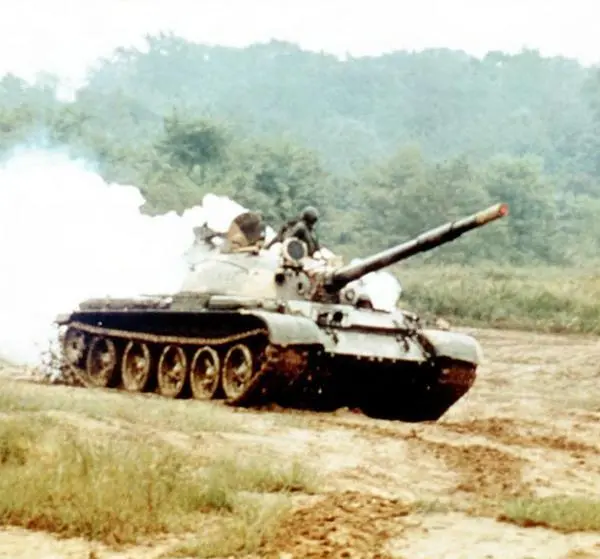 Танк Т62 ставит дымовую завесу с помощью ТДА во время испытаний в США - фото 110