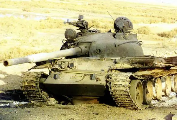 Сгоревший иракский танк Т62 Кувейт 1991 год Иракский танк Т62 - фото 114