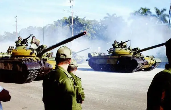 Танки Т62М на параде в честь Дня вооруженных сил Республики Куба 2 декабря - фото 116