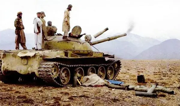 Талибанский Т62 ведет огонь по позициям Северного альянса Афганистан 1999 - фото 118