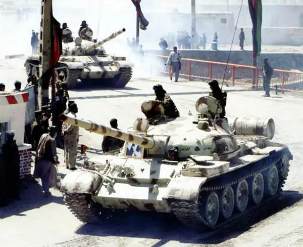 Танки Т62 Афганской национальной армии АНА на улицах Кабула Апрель 2004 - фото 119