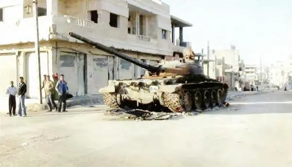 Танк Т62 сирийской армии подбитый боевиками оппозиции на улице г ЭрРастан - фото 122
