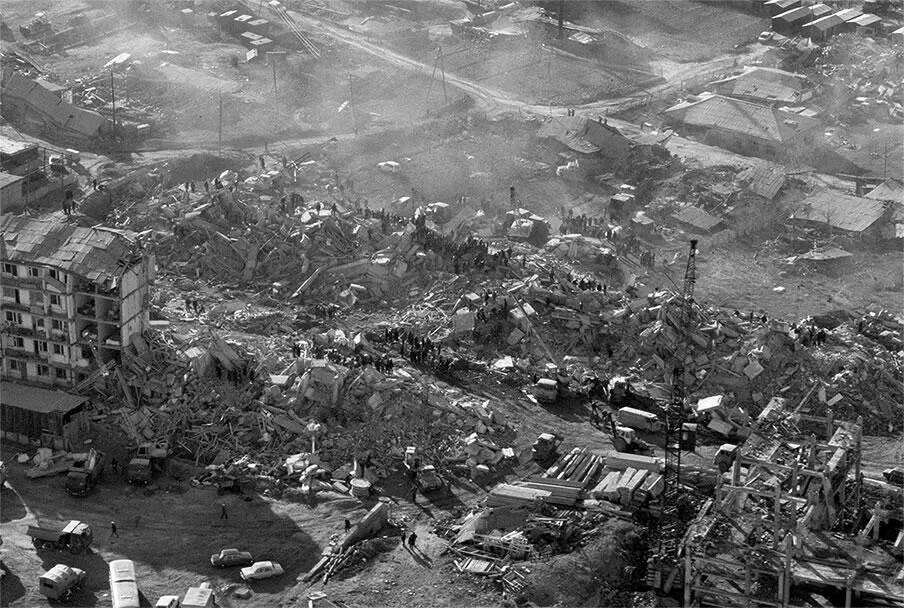 Спитакское землетрясение 1988 года К сожалению эта первая волна слухов - фото 65