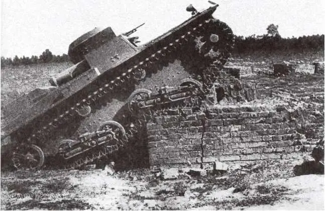 Танк Т38М1 преодолевает стенку во время испытаний на НИБТ полигоне Лето 1938 - фото 56
