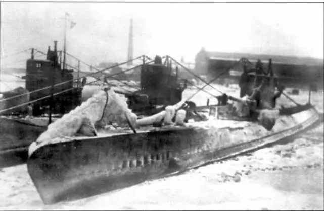 Подводные лодки С5 С6 и С1 слева направо в Либаве зима 193940 г - фото 102