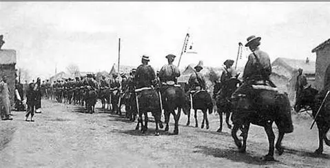 Цинская конная часть на марше Ок 1900 г Цинские чиновники верхом Ок - фото 2