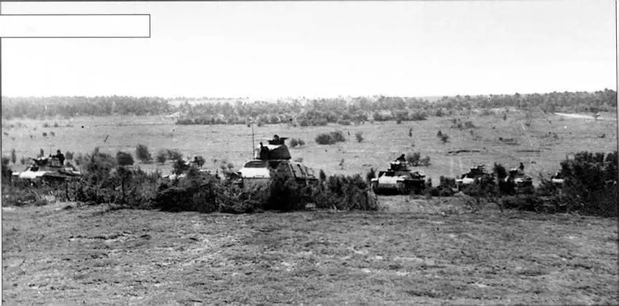 Трофейные французские танки на маневрах в Вермахте На первом плане танк - фото 1