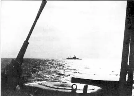 Тяжелый крейсер Аоба эскортирует транспорты 20 октября 1944 г Подводная - фото 83