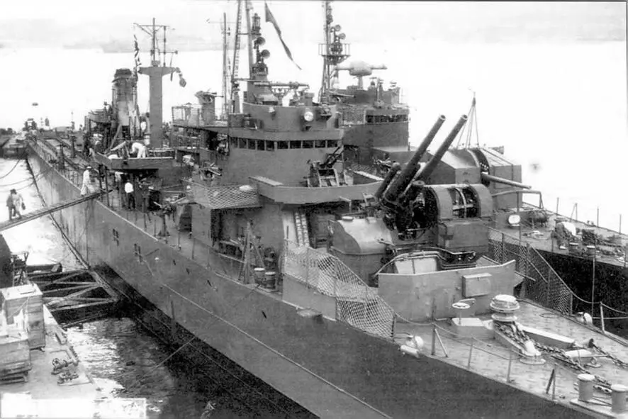 Т9 в гавани Куре 3 сентября 1944 г У борта транспорта отшвартован эскортный - фото 91