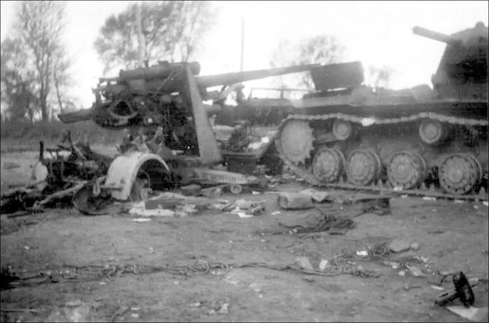 Сожженная зенитка рядом со своей жертвой Сожженная зенитка рядом со своей - фото 63
