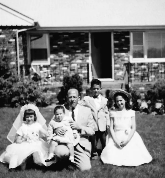 1958 год мое первое причастие Я слева моя маленькая сестренка Нэнси на - фото 2