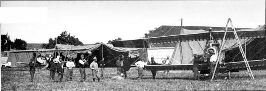Полевой аэродром авиароты Flik 10 Фото из книги Kaiser Krieg Kamera - фото 1