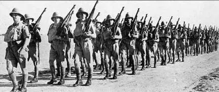 Английские войска на учебном марше в пустыне Возвращаясь тяжелый крейсер - фото 14