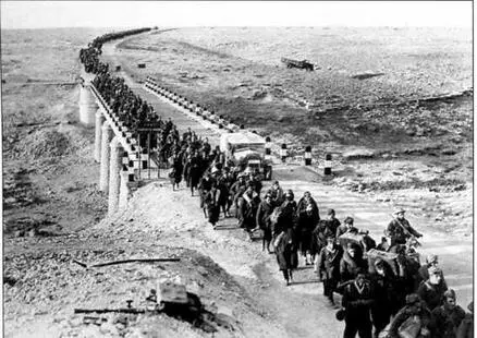 Итальянские военнопленные сдавшиеся в Бардии Январь 1941 г Итальянские - фото 30