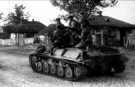 Танк Т 70 с десантом на броне на окраине Харькова август 1943 года архив - фото 76