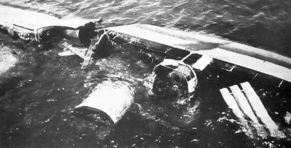Жертвы английских Суордфишей эсминцы Нембо вверху и Зеффиро внизу - фото 9