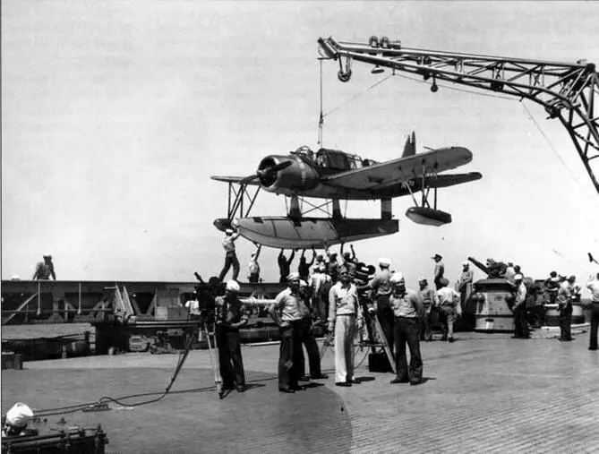 Установка OS2U3 на катапульту линкора Миссури В 1944 г на смену - фото 71