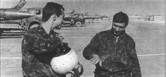 Летчики 120го ИАП после боевого вылета 12 сентября 1988 г На фото вверху в - фото 59