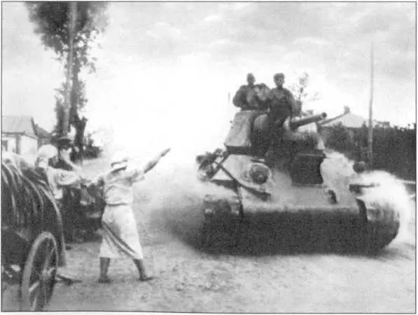В освобожденном Орле 1 943 г Население Орла приветствует своих освободителей - фото 16