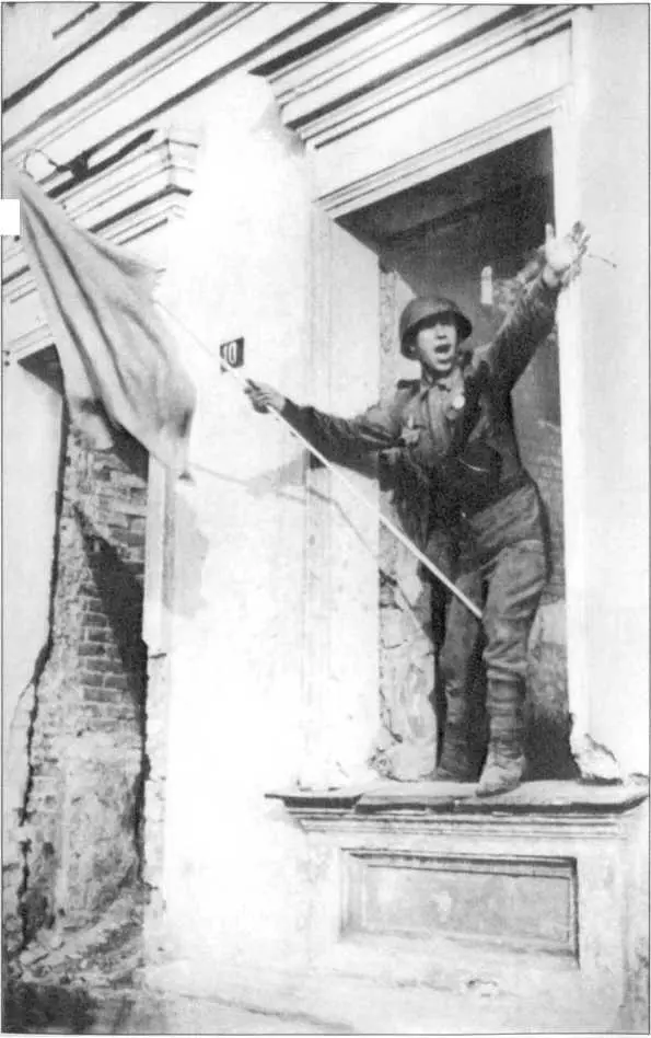 В освобожденном Орле 1 943 г Население Орла приветствует своих освободителей - фото 17