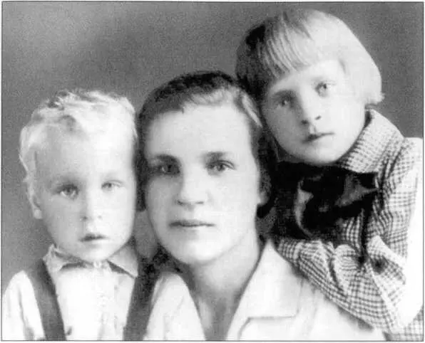 Мария Борисовна Осипова с сыном Юрием и дочерью Тамарой Николай Васильевич - фото 35