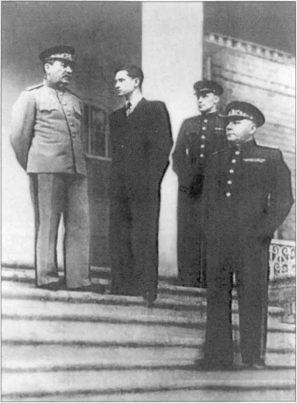 И В Сталин К Е Ворошилов С Ф Кузьмичев охранник И В Сталина В М - фото 52
