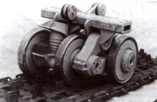 Блок подвески ходовой части Каждая гусеница танка состояла из 56 цельных и 56 - фото 61