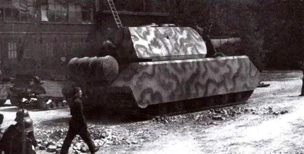 Маус 2052 в Бёблингене лето 1944 года Обращает на себя внимание стоящий за - фото 65