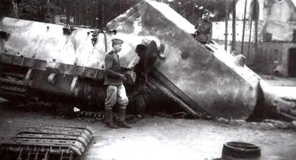 Красноармейцы осматривают взорванный танк Маус 2052 Июнь 1945 года На - фото 94