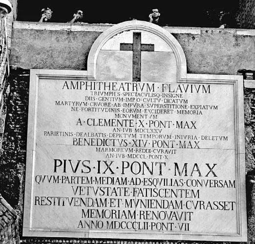 Рис 12 Большая мраморная доска с крестом висящая над входом в Колизей - фото 12