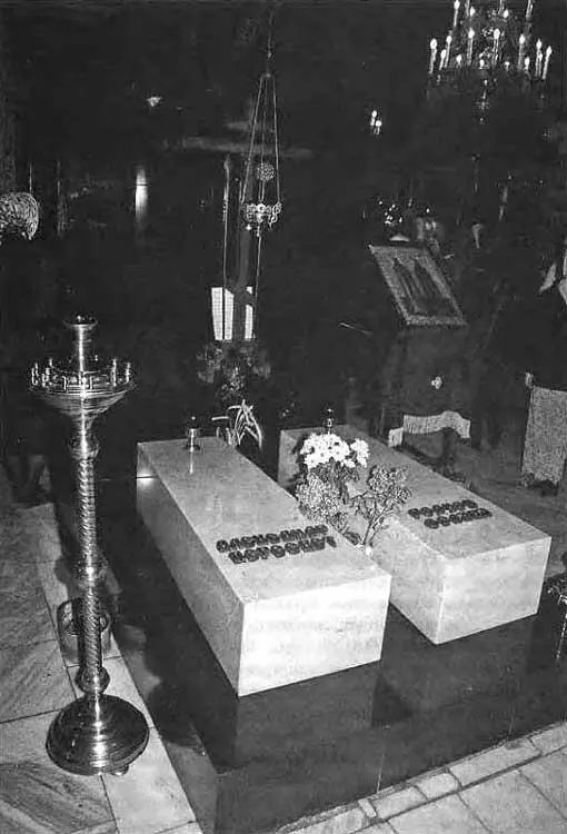 Рис 214 Современные надгробия Пересвета и Осляби в церкви Рождества - фото 56