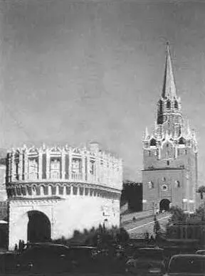 Рис 410 Троицкая и Кутафья башни Московского Кремля Назывались также - фото 107