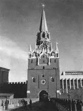 Рис 411 Троицкая башня Московского Кремля с крепостными Троицкими воротами - фото 108