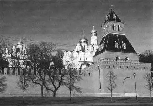 Рис 413 Вид на Тайнинскую башню со стороны Москвы реки За ней на холме - фото 110