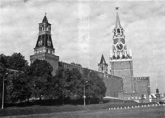 Рис 437 Слева направо Набатная Царская на верху стены и Спасская башни - фото 134
