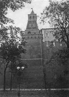 Рис 446 Комендантская башня Московского Кремля Фотография 2003 года - фото 143