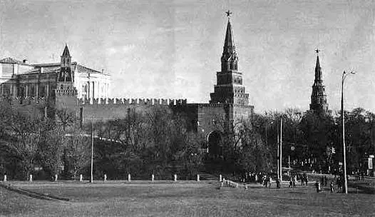 Рис 448 Вид на Боровицкую и Оружейную башни с запада со стороны - фото 145