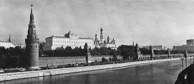 Рис 457 Современный вид на Кремль изза Москвы реки Фотография 2003 года - фото 154