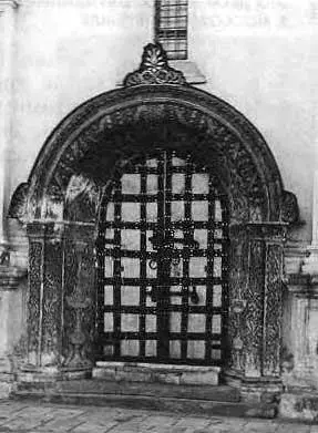Рис 477 Северные врата Архангельского собора Фотография 2003 года Рис - фото 174