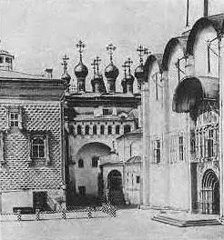 Рис 492 Верхоспасский собор примыкающий к Теремному дворцу виден с - фото 189