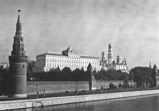 Рис 498 Слева направо Водовзводная Благовещенская и Тайницкая башни - фото 196