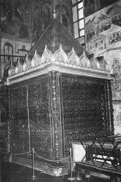 Рис 613 Склеп патриарха Гермогена в Успенском соборе Фотография 2003 года - фото 246