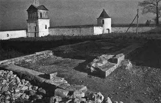 Рис 647 Лужецкий монастырь в Можайске Раскрытое в 1999 году основание - фото 280